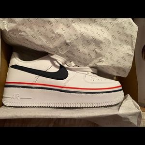 Nike Airforce 1 LV8 1 .. Size 6Y (women’s 7.5-8)